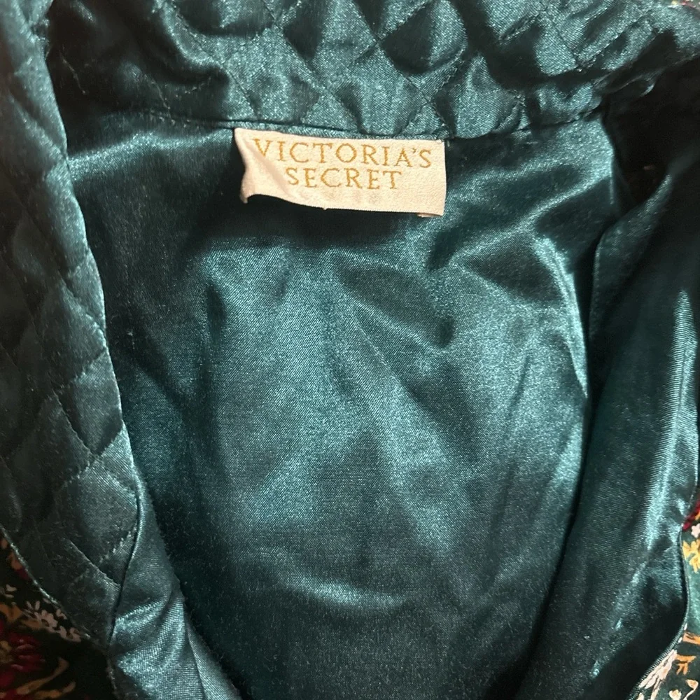 VICTORIA’S SECRET Green Floral Print Gold Label Satin Pajama Top